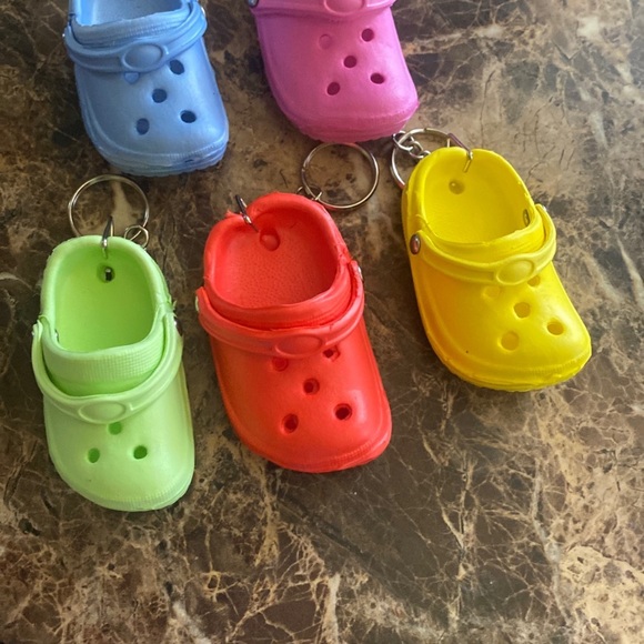 MINI 🐊 CROCS🐊Charms/Keychains 🐊3 per - Picture 2 of 3